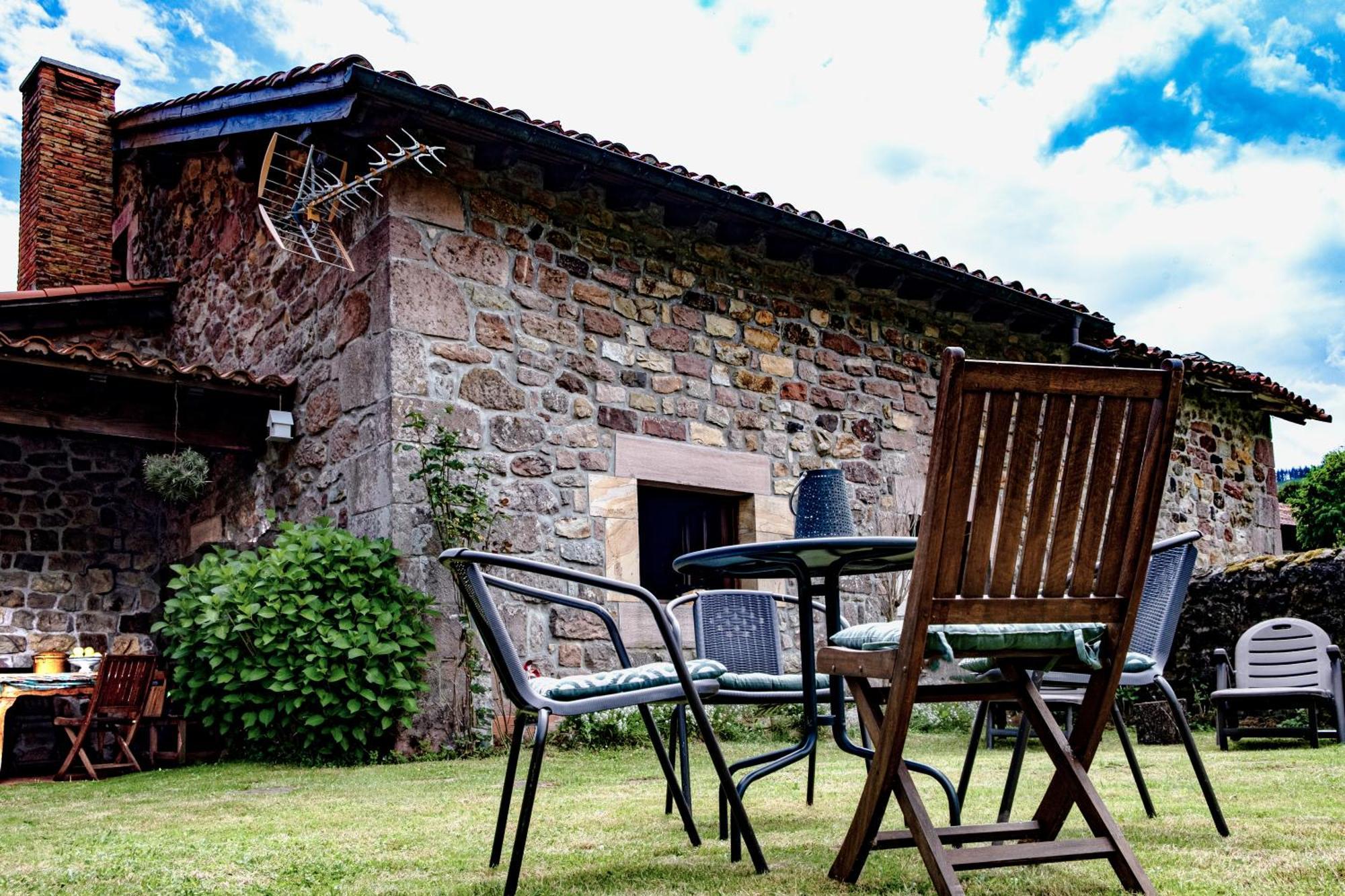 Casa De Campo El Midiaju Para 8 Personas Carmona (Cantabria) Exterior foto